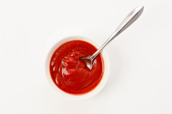Ketchup Tomate Bol Blanco Sobre Fondo Blanco —  Fotos de Stock