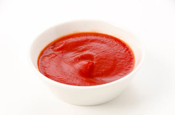 Paradicsom Ketchup Fehér Tálban Fehér Alapon — Stock Fotó