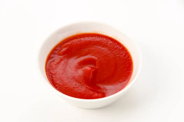 Paradicsom Ketchup Fehér Tálban Fehér Alapon — Stock Fotó