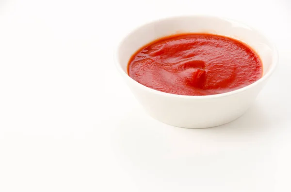 Paradicsom Ketchup Fehér Tálban Fehér Alapon — Stock Fotó