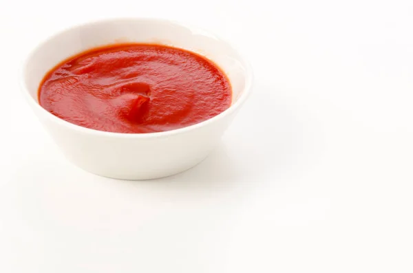 番茄番茄酱在白色背景的白碗里 — 图库照片