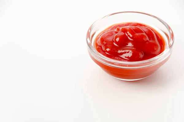Tomaat Ketchup Een Kleine Glazen Schaal Een Witte Achtergrond — Stockfoto