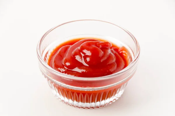 Paradicsom Ketchup Egy Kis Üveg Tál Fehér Alapon — Stock Fotó