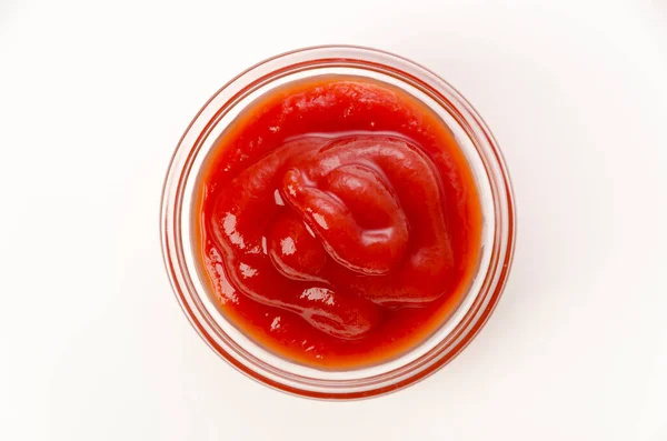 Tomat Saus Dalam Mangkuk Kaca Kecil Latar Belakang Putih — Stok Foto