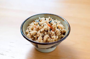 Kufajuicy (Okinawa usulü pilav), Okinawa mutfağı, Japon yemeği, pirinç Hijiki deniz yosunu, havuç ve domuz suyu karışımı..