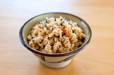 Kufajuicy (Okinawa usulü pilav), Okinawa mutfağı, Japon yemeği, pirinç Hijiki deniz yosunu, havuç ve domuz suyu karışımı..