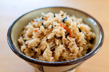 Kufajuicy (Okinawa usulü pilav), Okinawa mutfağı, Japon yemeği, pirinç Hijiki deniz yosunu, havuç ve domuz suyu karışımı..