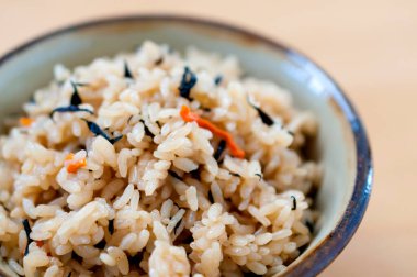 Kufajuicy (Okinawa usulü pilav), Okinawa mutfağı, Japon yemeği, pirinç Hijiki deniz yosunu, havuç ve domuz suyu karışımı..