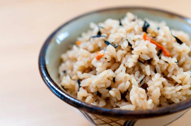 Kufajuicy (Okinawa usulü pilav), Okinawa mutfağı, Japon yemeği, pirinç Hijiki deniz yosunu, havuç ve domuz suyu karışımı..