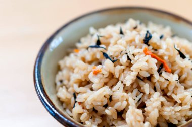 Kufajuicy (Okinawa usulü pilav), Okinawa mutfağı, Japon yemeği, pirinç Hijiki deniz yosunu, havuç ve domuz suyu karışımı..