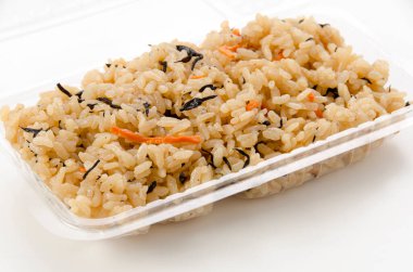 Kufajuicy (Okinawa usulü pilav), Okinawa mutfağı, Japon yemeği, pirinç, Hijiki Deniz yosunu, havuç ve domuz çorbası ile karıştırılmış. Kufajuicy beyaz arka planda açık plastik yiyecek kabında.