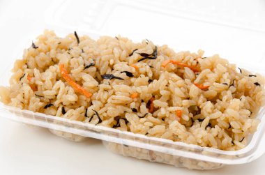 Kufajuicy (Okinawa usulü pilav), Okinawa mutfağı, Japon yemeği, pirinç, Hijiki Deniz yosunu, havuç ve domuz çorbası ile karıştırılmış. Kufajuicy beyaz arka planda açık plastik yiyecek kabında.