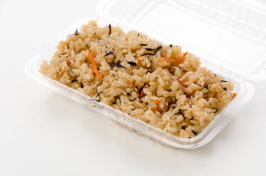 Kufajuicy (Okinawa usulü pilav), Okinawa mutfağı, Japon yemeği, pirinç, Hijiki Deniz yosunu, havuç ve domuz çorbası ile karıştırılmış. Kufajuicy beyaz arka planda açık plastik yiyecek kabında.