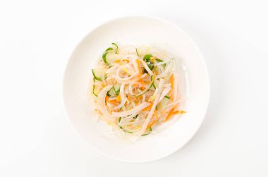 Vermicelli sebze ve jambon salatası.