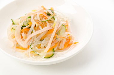 Vermicelli sebze ve jambon salatası.