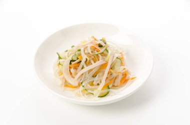 Vermicelli sebze ve jambon salatası.