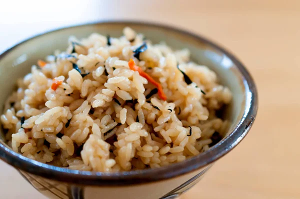 Kufajuicy (Okinawa usulü pilav), Okinawa mutfağı, Japon yemeği, pirinç Hijiki deniz yosunu, havuç ve domuz suyu karışımı..