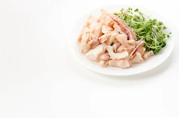 Gekochte Tintenfischschenkel Mit Rettichsprossen Auf Einem Teller Auf Weißem Hintergrund — Stockfoto
