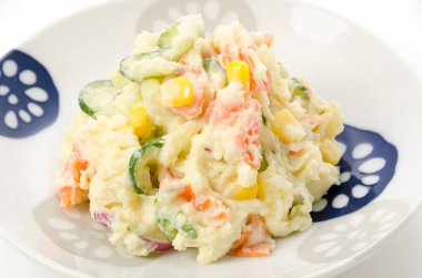 Beyaz arka planda patates salatası