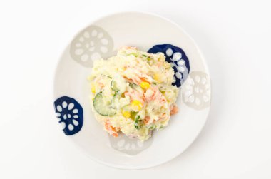 Beyaz arka planda patates salatası