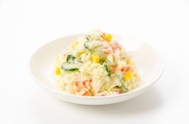 Beyaz arka planda patates salatası