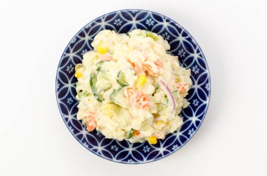 Beyaz arka planda patates salatası