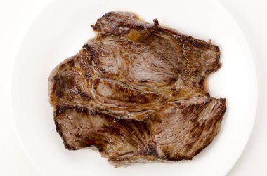 Beyaz arka planda lezzetli biftek tabağı.