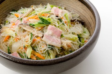 Kızarmış pirinç, domuz pastırması ve sebzeyle karıştırın.