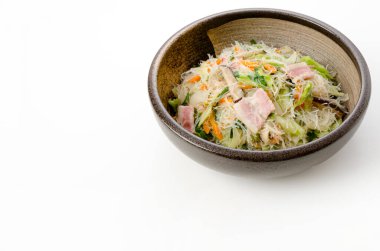 Kızarmış pirinç, domuz pastırması ve sebzeyle karıştırın.