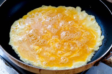 Yumurta Omleti Kızartma Tavasında Pişiyor