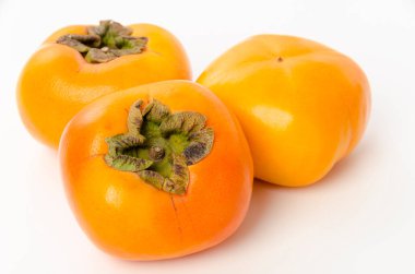 Beyaz arka planda Kaki ve Persimmon meyveleri