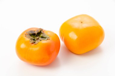 Beyaz arka planda Kaki ve Persimmon meyveleri