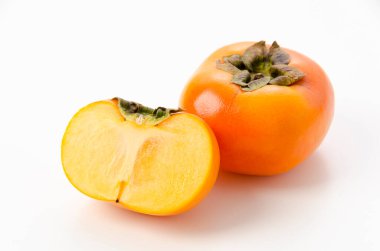 Beyaz arka planda Kaki ve Persimmon meyveleri