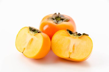 Beyaz arka planda Kaki ve Persimmon meyveleri