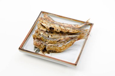 Izgara tuzlu ve kurutulmuş sardalya.