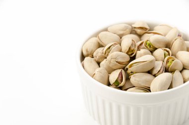 Beyaz arka planda hindistan cevizli fındık