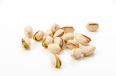 Beyaz arka planda fıstıklar