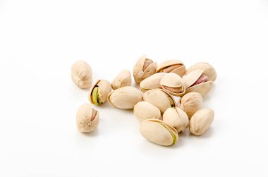 Beyaz arka planda fıstıklar