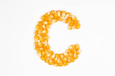 İngiliz alfabesinin C harfi beyaz zemin üzerinde kuru patlamış mısır tohumlarından.