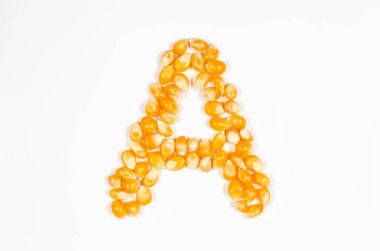 Beyaz arka planda kuru patlamış mısır tohumlarından İngiliz alfabesinin A harfi.