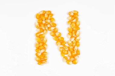 İngiliz alfabesinin N harfi beyaz zemin üzerinde kuru patlamış mısır tohumlarından.