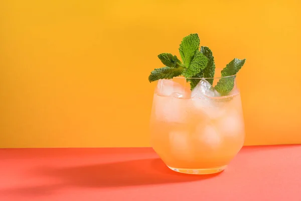 Bebida Naranja Fría Con Burbujas Cubitos Hielo Hojas Menta Parte —  Fotos de Stock