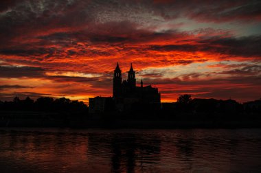 magdeburg ve nehir elbe sundown at katedral