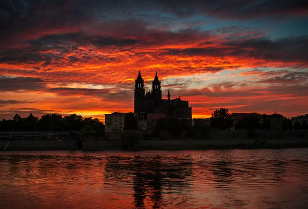 Magdeburg ve nehir elbe sundown at katedral — Stok fotoğraf