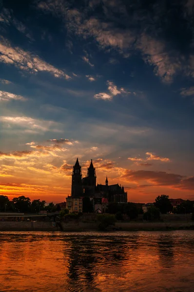 Magdeburg ve nehir elbe sundown at katedral — Stok fotoğraf