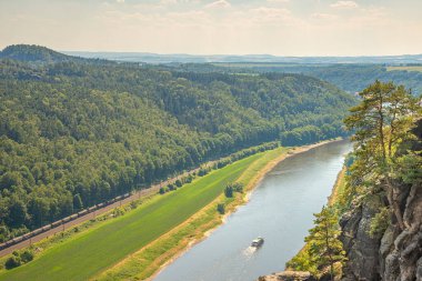 Dresden ve Elbe nehri kıyısındaki Saksonya, Almanya 'daki ulusal park Sakson İsviçre' deki Kurort Rathen köyü yakınlarındaki Bastei kumtaşı sütunları üzerinde panoramik kuş manzarası