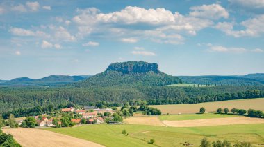 Muazzam Lilienstein kumtaşı sütunları üzerine panoramik manzara, Dresden ve Çek sınırındaki Saksonya, Almanya 'daki Saksonya, İsviçre ulusal parkında günbatımında dağ gibi ikonik bir masa.