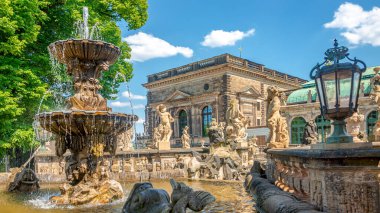 Zwinger Sarayı, bahçeler, heykeller ve fıskiyeler üzerine panoramik turistlerin Almanya 'nın Dresden kentindeki tarihi ve müzelerde
