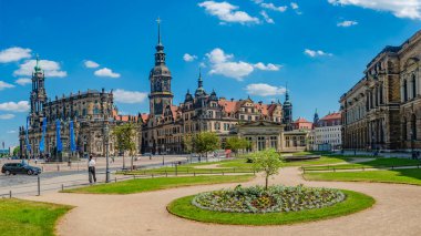 Dresden şehir merkezindeki tarihi ve turistik merkezin panoramik manzarası Kutsal Üçleme ve tiyatro meydanı, Dresden, Almanya, yaz güneşli bir günde ve mavi gökyüzünde