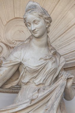 Almanya 'nın Dresden şehrinin tarihi ve müzelerindeki Zwinger bahçelerindeki çeşmede yıkanan şehvetli bir kadının heykeli.